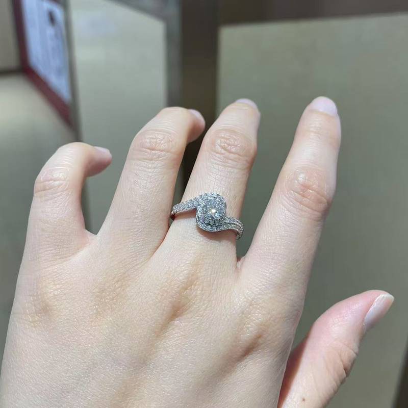 双排满钻扭臂女戒S925银镀白金定制选款主石莫桑钻0.6ct/副石高碳钻